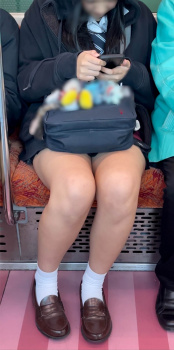 【画像】電車でこんなベスポジでも制服ＪＫを撮っちゃダメた撮っちゃダメだの画像