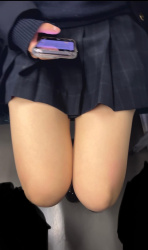 【画像】電車で女子高生のこんなふとももが視界に入って理性保てる？ｗｗの画像