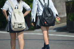 【画像】街で制服ＪＫちゃん見つけたらこの目線だよなｗｗの画像