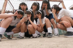 【画像】汗がいっぱい染みた女子高生の体操服スーハーしたいよなｗｗの画像