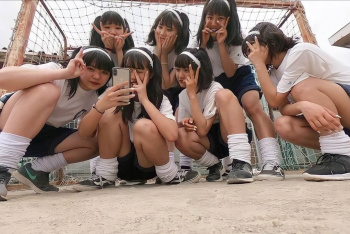 【画像】汗がいっぱい染みた女子高生の体操服スーハーしたいよなｗｗの画像