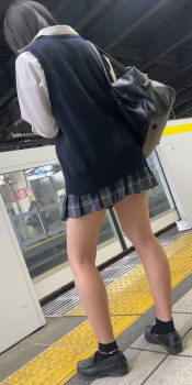 【画像】駅のホームでこういう制服ＪＫちゃんが居たらどこ並ぶのがベスト？ｗｗの画像
