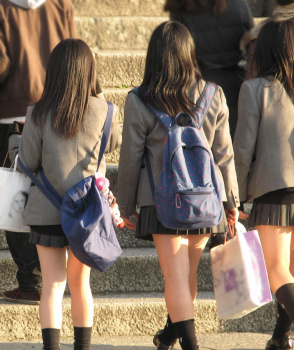 【画像】君たちが文化遺産なのに気づいてるかな～？な修学旅行女子高生の画像