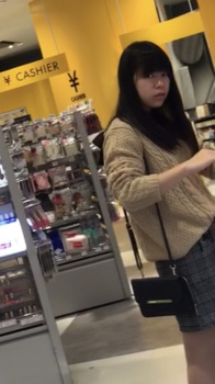 【撮影者不明】Loftにいたミニスカ女子を逆さ撮りの画像