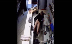 【監視カメラ】客が来なくて暇だからとオナる女性店員の画像