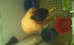 【中国民家風呂盗撮動画】シャワーを浴びる若い女の子の画像