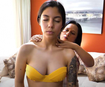 【セクシーマッサージ動画】スパッツからマンスジ浮いてる美ギャルが全身マッサージを受けるの画像