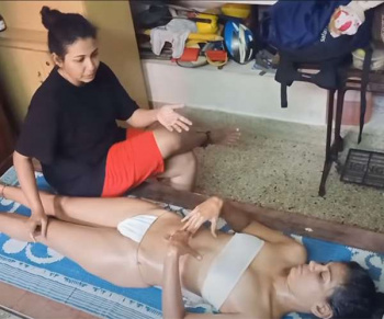 【インド式マッサージ動画】ふんどし&サラシ姿の若いインド人女性がマッサージを受ける様子の画像
