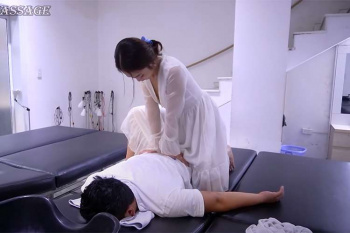 【ベトナム床屋マッサージ動画】恐らくノーブラ、チラチラ見え隠れする胸元にドキっとする女性セラピストの画像