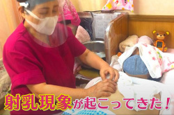 【母乳マッサージ動画】母乳について悩んでいるお母さんが母乳マッサージを受ける様子の画像