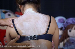 【ASMR】ブラジャー姿の女性の背中にクリーム状のナニカを塗ってマッサージする動画の画像