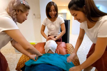 【マッサージ動画】3人の美女セラピストによるマッサージ、これが勝ち組のみ味わえる光景か・・・の画像