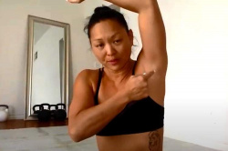 【セルフマッサージ動画】強そうな筋肉質の女性による腋リンパのケア方法解説動画の画像