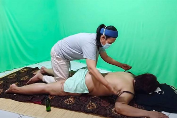 【タイマッサージ動画】パンツずり下ろされブラを外され・・・オイルマッサージを受けるぽちゃ熟女の画像