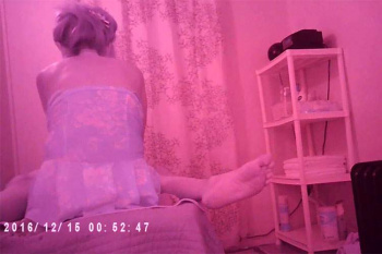 【チャイエス盗撮】いかにもな雰囲気の部屋と完全に入れ乳な嬢…の画像