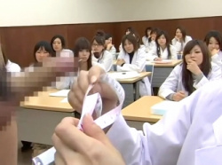 【CFNM】射精研究のため医学部女子大生たちの前で全裸になって射精の画像