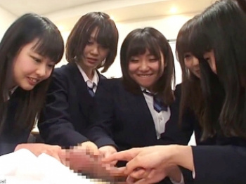 女子高生たち、勉強のため勃起した男子のパンツを脱がし観察。みんなで触って手コキ抜きの画像