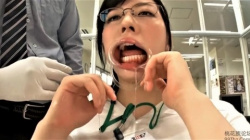 バカ企画ｗ 開口器でマヌケ面にされたメガネ女子が口内をイジられて唾液をたらすの画像