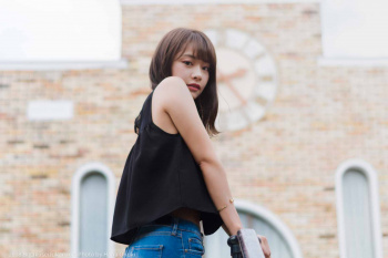 岡田いつ美のノースリーブでエッチな腋チラの画像