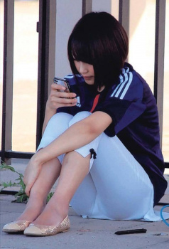 女子アナのマンスジが見えちゃうエッチな体育座り　２２１２０５の画像