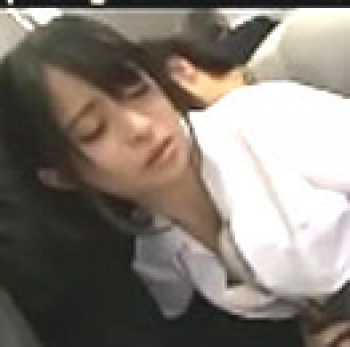 【JC】ちょ、それはダメだよぉ！！可愛すぎる妹に電車内でイタズラｗｗ反応が可愛すぎてどんどん意地悪がエスカレートしちゃうｗｗの画像