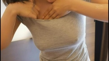 白石若奈のタンクトップでぽちっちゃう乳首の画像