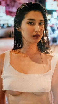 橋本マナミの破れたタンクトップから乳首透けの画像