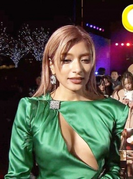 ローラのエッチなドレスでデカい乳首ポチの画像