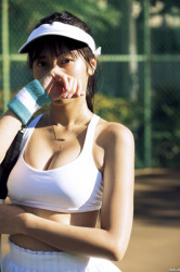佐野ひなこのスポーツブラから透けそうな乳首の画像