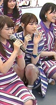 西野七瀬のしゃがんで見えるパンティー　２２０１０６の画像