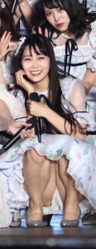 白間美瑠のしゃがみ込んでパンチラ　２２１０１２の画像