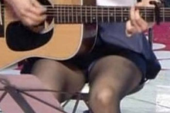 山本彩のスカートからエッチなパンティ　２３０１１８の画像