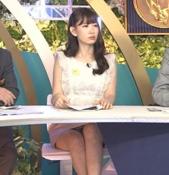 小嶋陽菜のスカートからエッチなパンティ　２３０１２１の画像