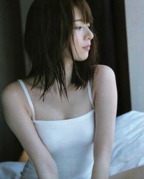 橋本奈々未の浮き出る乳首　２３１００４の画像