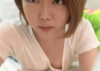峯岸みなみのはみ出る乳首　２４０１２７の画像