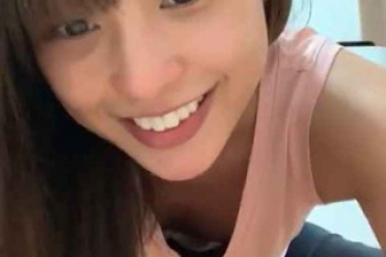 岡副麻希の見えそうな乳首　２４０３０７の画像