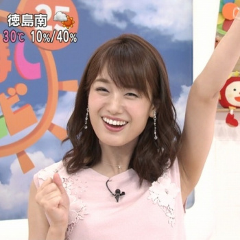 井上清華 腋フェチ画像！くっきりワキ皺が抜けるの画像