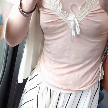 貧乳 胸ポチ画像！ちっぱいの乳首ポッチがぐぅしこ！の画像