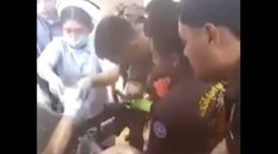 タイの食肉の工場で機械に巻き込まれた男性を救助中。の画像
