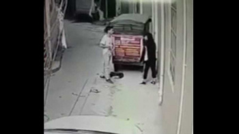 これは怖すぎ!! 中国の路地裏でレ〇プされかけた女性。の画像