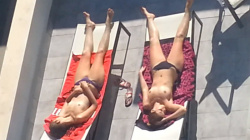 隣の家の女性二人が屋上でオールヌードになって日光浴しているｗｗｗｗｗの画像