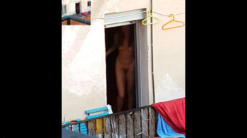 【ロシア】隣の部屋のお姉さんが素っ裸でベランダに出てきて目のやり場に困るwwwの画像