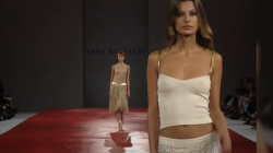 おっぱい丸出しファッションモデル「アンナ・モリナーリ」がエロエロｗｗｗｗｗの画像