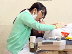 歯科衛生士の小悪魔痴女がベロチュー＆乳首舐め手コキで射精させる！柊るいの画像