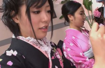 無修正【フェラ抜き】着物姿の美女が並んでちんぽを手コキフェラ祭りの画像