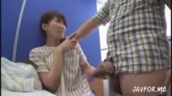 【口内射精】最初は嫌々してるのに、最後はノリノリで高速フェラして口で受け止めてる!!!の画像