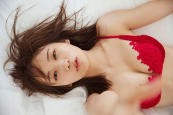秋元真夏【エロ画像】初めて見たけどオッパイがデカいですなぁ!シコりたくなってきた!の画像