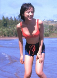 鈴木亜美、今月9日に40歳になった熟女の若い頃の水着グラビア動画の画像