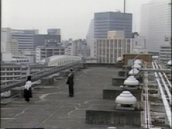 小林ひとみがビルの屋上で騎乗位、立ちバックでエッチしているところを友達に見られてしまうの画像