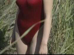安達祐実・体のラインがくっきりした赤のワンピース水着がいいの画像